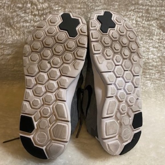 Nike Grey/White Runners Youth Size 1 - Picture 4 of 8